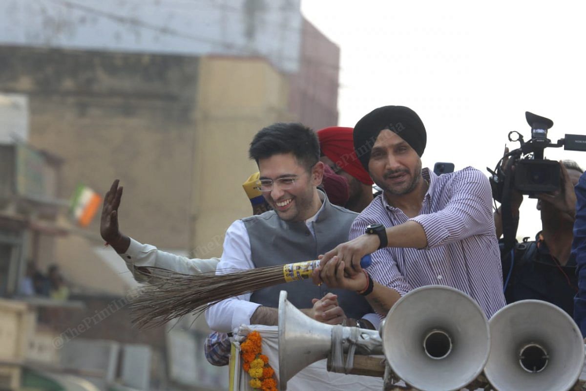 Rajya Sabha MPs Raghav Chadha and Harbhajan Singh at the roadshow. Harbhajan plays sweep shot with AAP's party symbol, broom | Photo: Praveen Jain | ThePrint