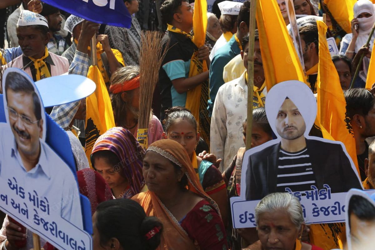 AAP supporters during the roadshow | Photo: Praveen Jain | ThePrint