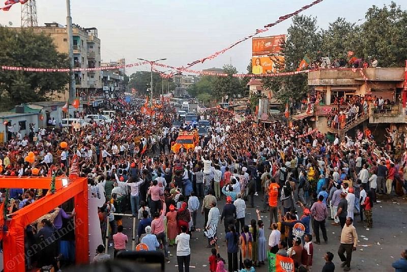 Locals gather in large numbers to witness the roadshow | Photo: Praveen Jain | ThePrint