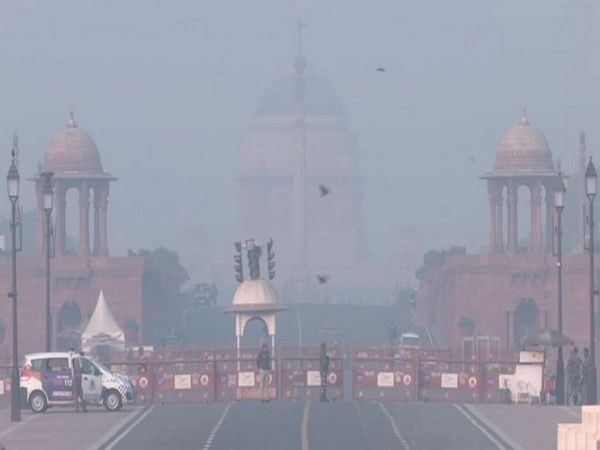 Shallow fog covers Delhi sky, AQI continues to be in very poor category