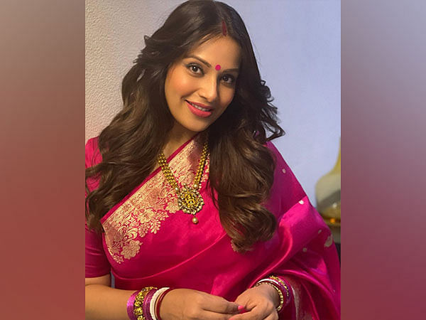 See how Bipasha's daughter cutely holding her fingers in this new ...