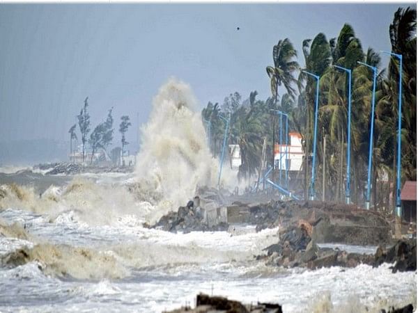 3 Tamil Nadu Districts On Red Alert As Cyclone 'Mandous' Maintains ...