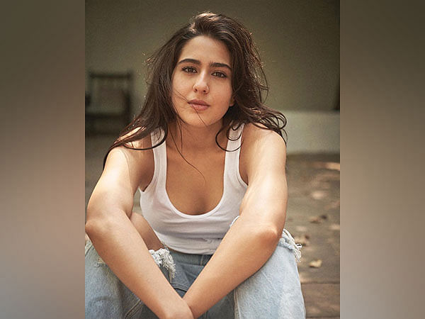 Sara Ali Khan travels back home via Mumbai local train, shares quirky video