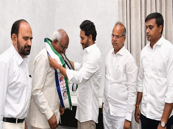 Andhra Pradesh Gv Srinath Reddy Other Tdp Leaders Join Ysr Congress