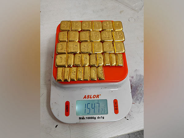 Hyderabad Airport Customs arrest passenger smuggling gold valued over Rs 1 crore