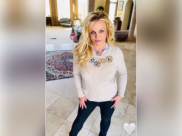 Britney Spears makes messy Instagram comeback, smears cake all over herself