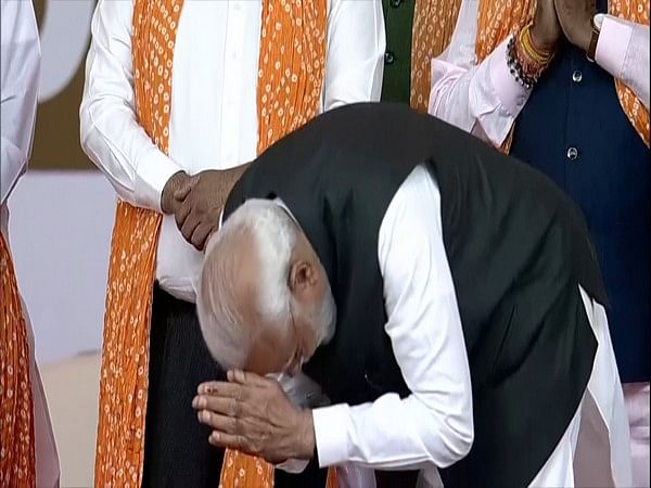 PM Modi bows before gathering at swearing-in ceremony of Gujarat CM