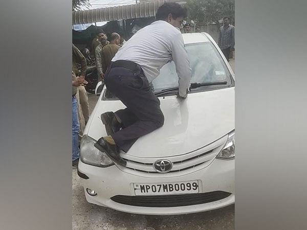 Asked To Stop Car Driver Hits Traffic Policeman Carries Him 4 Km On Bonnet In Mps Indore 0900