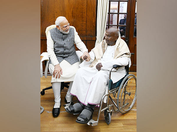 Former PM HD Deve Gowda meets PM Modi submits memorandum concerning development of Karnataka 