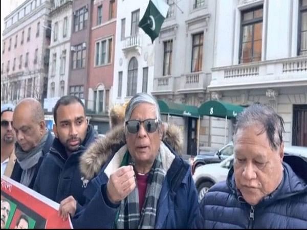 Overseas Bangladeshis protest in front of Pak consulate in US to mark Intellectual Martyrs Day