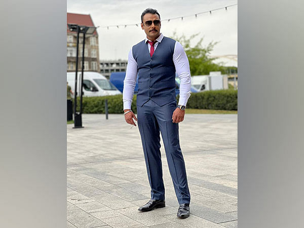 Unidentified person throws slipper at Kannada actor Darshan during promotion of movie Kranti