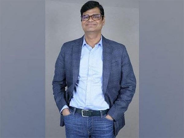 Alok Bansal receives the 2022 HousingWire Vanguard Award