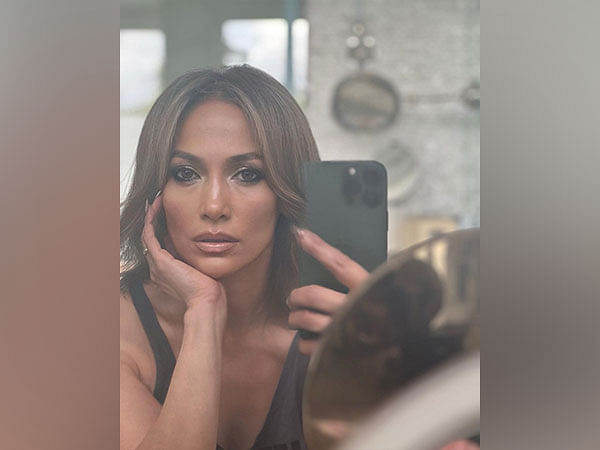 Jennifer Lopez rings in Christmas in vintage avatar, check out pics ...