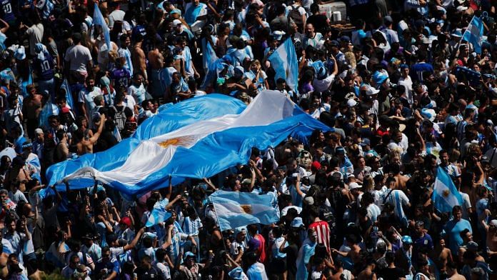 Fans celebrate in Buenos Aires on 18 December 2022 | Photo: Reuters /Agustin Marcarian