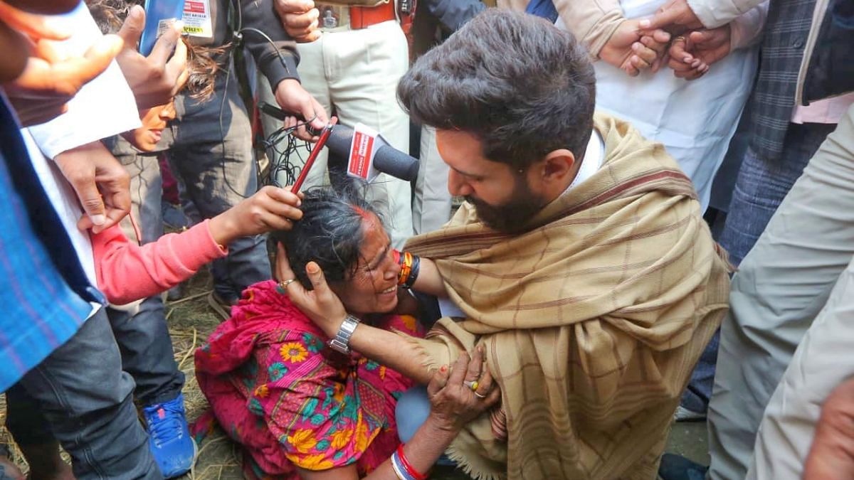 LJP leader Chirag Paswan comforts Ilayachi Devi, mother of Ajay Manjhi who died from alcohol poisoning, in Mashrak | Credit: Praveen Jain, ThePrint