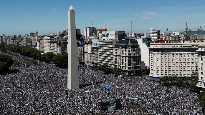 A view of the Obelisco as Argentina fans are seen ahead of a victory parade on 20 December 2022 | Photo: Reuters/Agustin Marcarian