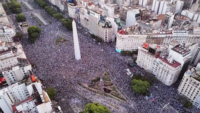 Argentina fans celebrate after the match at the Obelisk in Buenos Aires on 13 December 2022 | Photo: Reutes/Agustin Marcarian