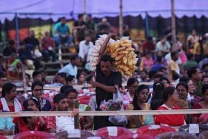 A hawker sells snacks to an ever eager Mobile Theatre audience | Suraj Singh Bisht, ThePrint