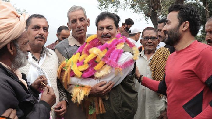 KL Thakur (centre) was the only BJP rebel from Himachal who won | Facebook / KL Thakur