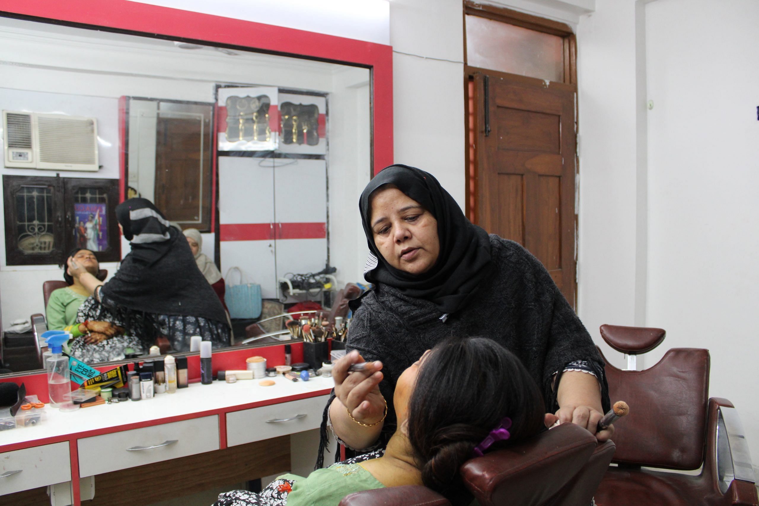 Hena Ahmed working at her salon. Photo: Heena Fatima | ThePrint