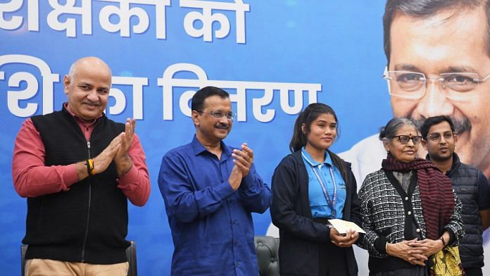 Deputy Chief Minister Manish Sisodia and CM Arvind Kejriwal with instructors of Dilli ki Yogshala at Constitution Club of India on Friday | ANI