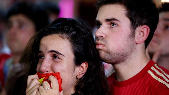 Spain fans react during the penalty shootout against Morocco on 6 December 2022 | Photo: Reuters/Nacho Doce