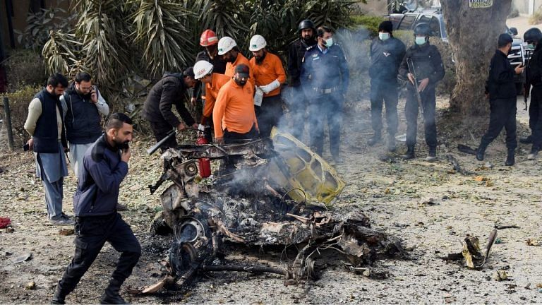 Pakistan suicide car bombing kills one police official, injures others