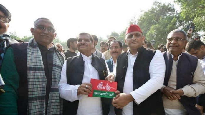 Samajwadi Party Akhilesh Yadav (right) and his uncle Shivpal Yadav Thursday | Twitter / @yadavakhilesh