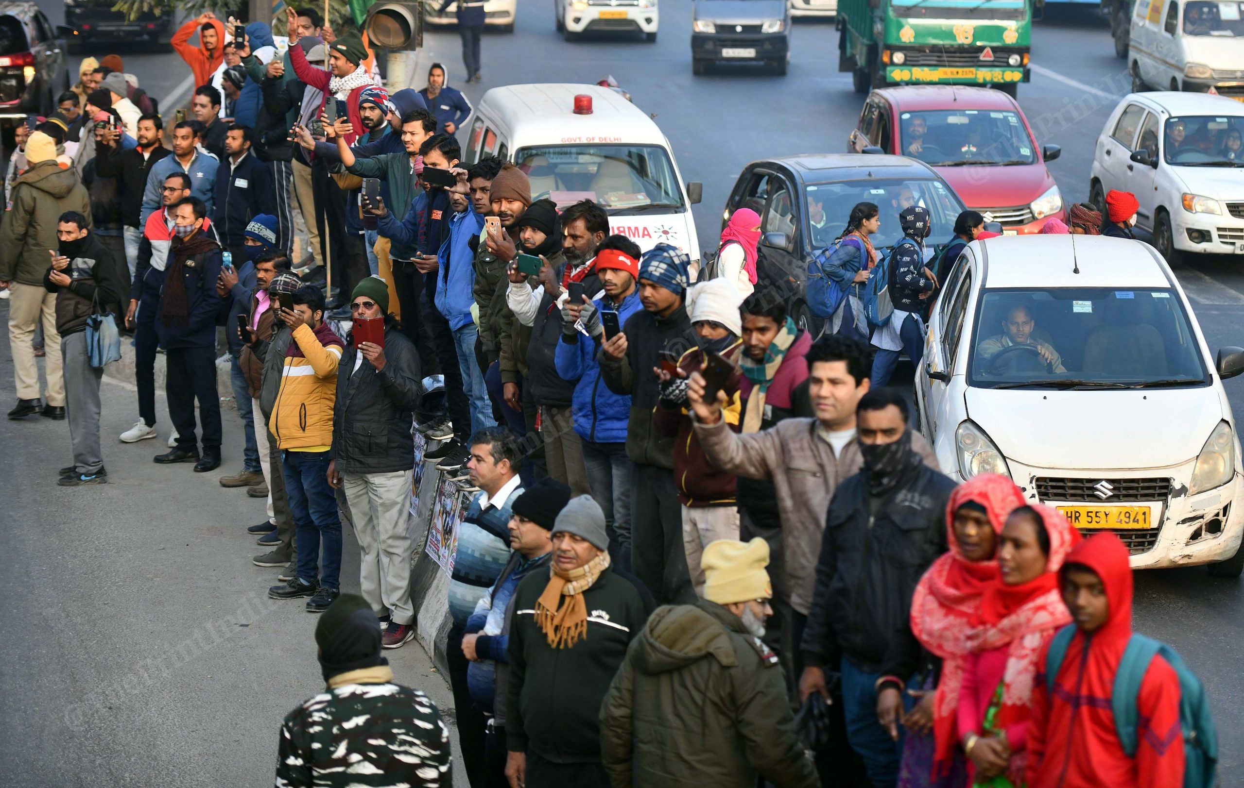 People waiting to see Congress leader Rahul Gandhi during Bharat Jodo Yatra.  Photo: Suraj Singh Bisht |  impression