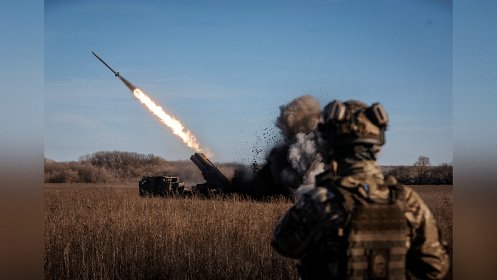 Ukrainian servicemen fire with a Bureviy multiple launch rocket system at a position in Donetsk region, as Russia's attack on Ukraine continues | Photo: Radio Free Europe/Radio Liberty/Serhii Nuzhnenko via Reuters