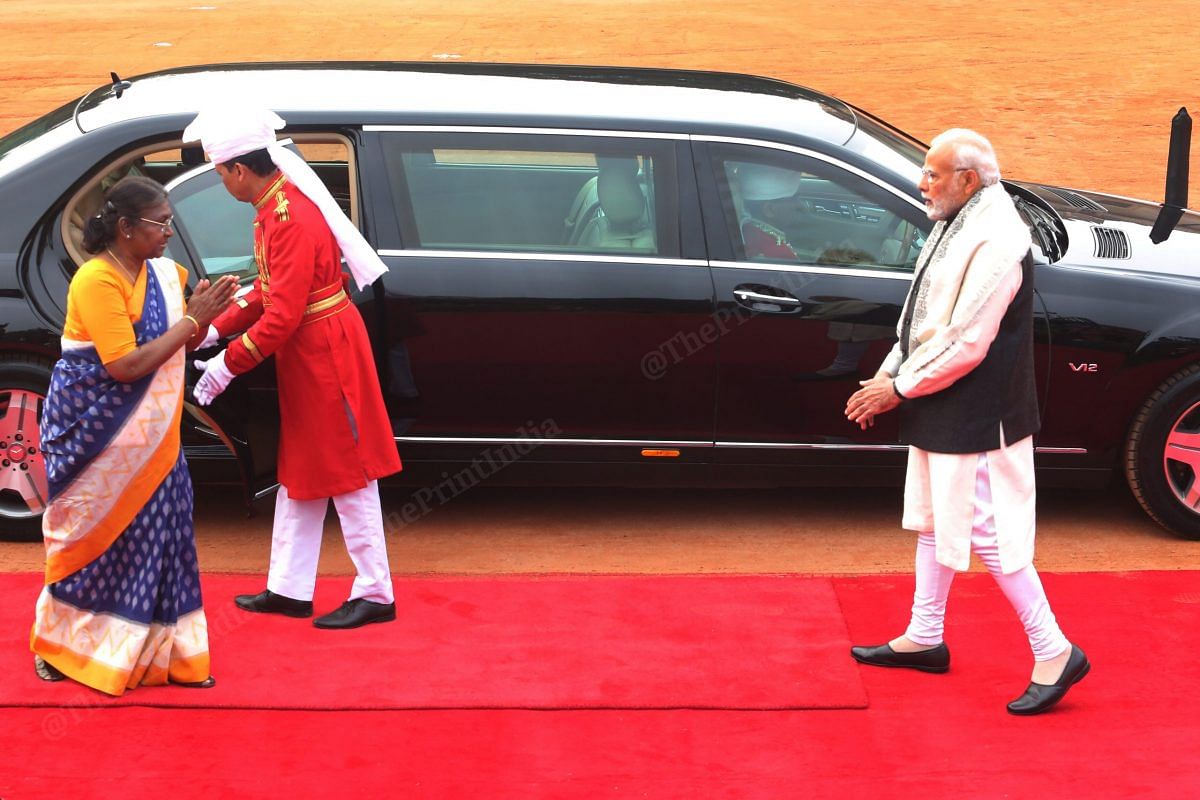 PM Modi receiving President Draupadi Murmu at Rashtrapati Bhavan |  Photo: Praveen Jain |  impression