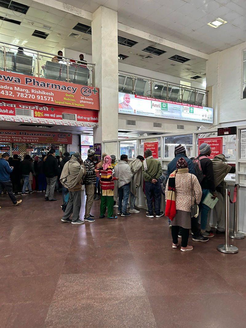Queues at the medical stores and help desk counters inside | Jyoti Yadav, ThePrint