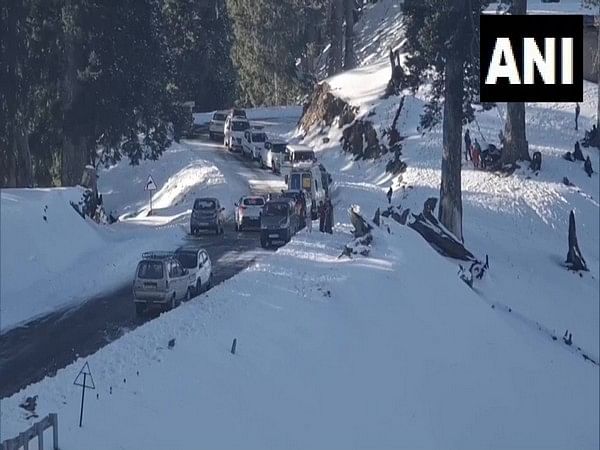 J-K: Snow-clearing parties deployed in Doda as tourist inflow continues