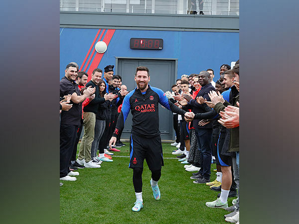 World champion Lionel Messi receives Guard of Honour from PSG teammate after returning to training