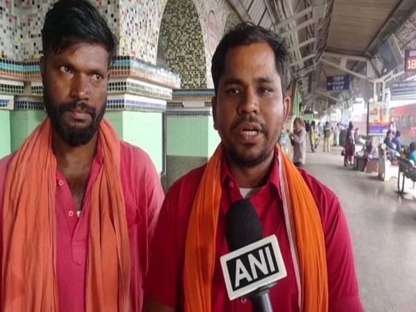 Odisha porter holds regular classes for destitute children after work