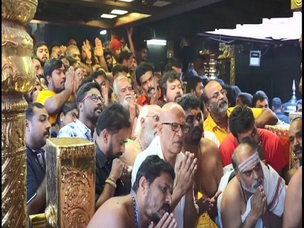 Devotees throng Sabarimala Temple ahead of Makaravilakku festival 