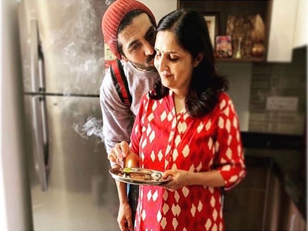 Kartik Aaryan pens down adorable birthday wish for mom
