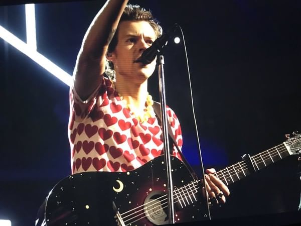 Harry Styles suffers wardrobe malfunction as singer rips pants mid-concert Harry Styles suffers wardrobe malfunction as singer rips pants mid-concert