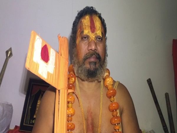 Ramcharitmanas row: Ayodhya seer Jagadguru Paramhans announces Rs 500 to anyone who brings Swami Prasad Maurya's head 