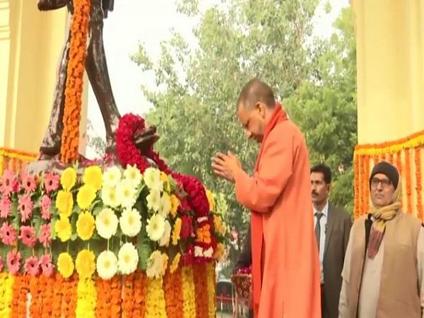 Yogi Adityanath pays tribute to Mahatma Gandhi on his death anniversary
