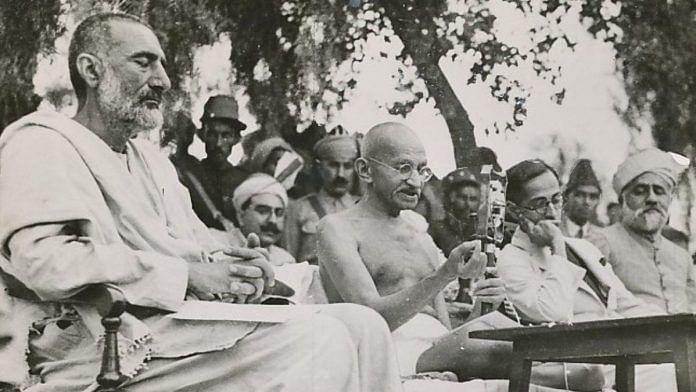 Khan Abdul Ghaffar Khan (L) with Gandhi at King Edward's College, NWFP, in 1938 | Wikimedia commons