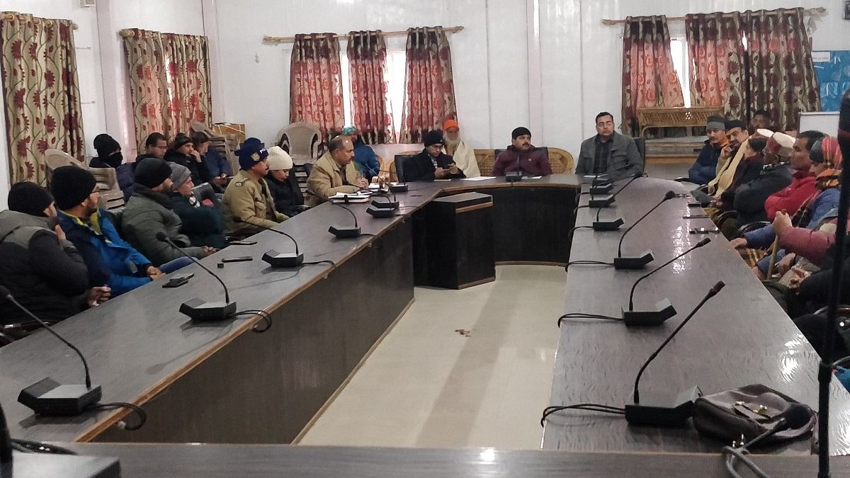 Meeting held between Joshimath residents and the state and district administration Wednesday | The Print | Shyam Nadan Upadhyay