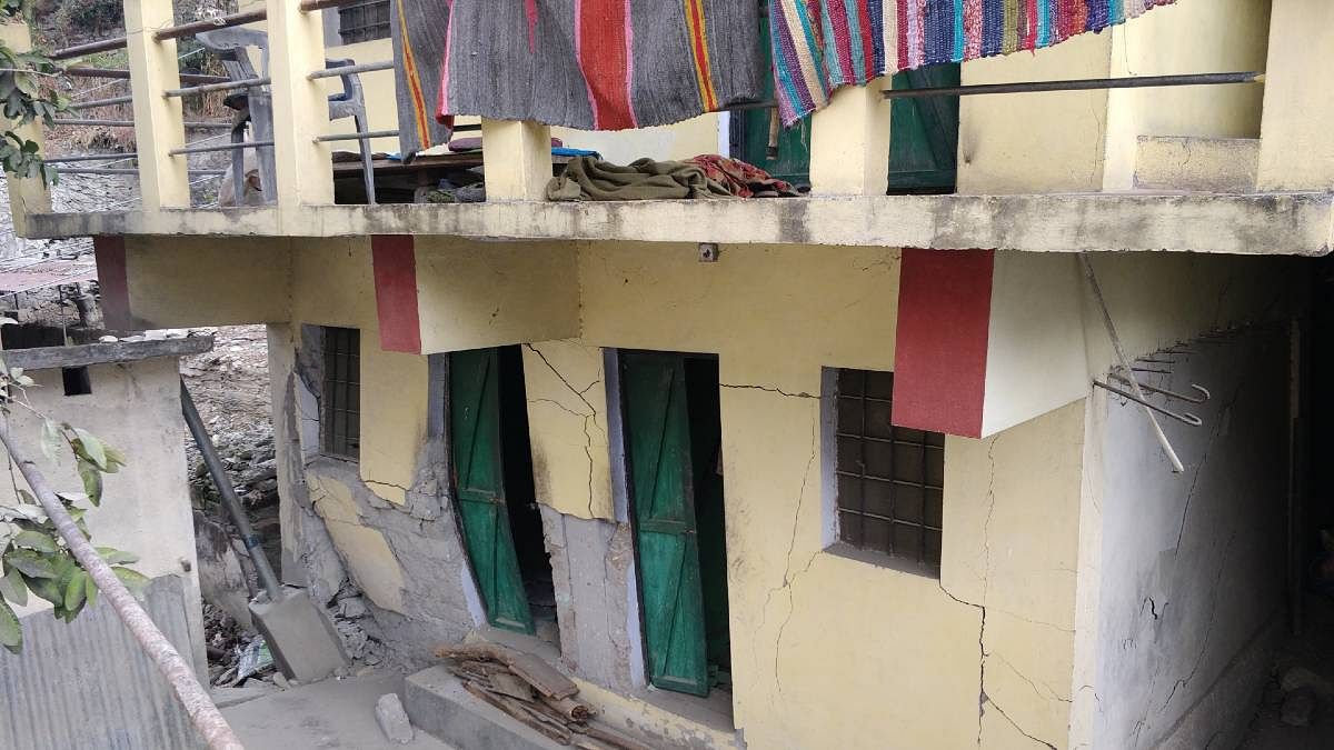 The cracks in the wall of a house in Karnarayag | Photo: Shyam Nandan | ThePrint