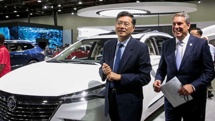 General Motors President Mark Reuss (R) and Chinese Ambassador to the U.S Qin Gang | REUTERS/Rebecca Cook/File Photo
