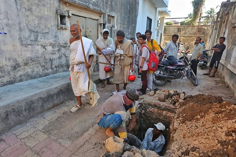 A group of Jain ascetics, which includes Sadhu Bhavyaratha Vijayi (in front), who was previously known as Bhanwarlal Doshi before he gave up his Rs 600-crore plastic business in 2015, passes through a street during their vihar in Chodwar | Praveen Jain | ThePrint