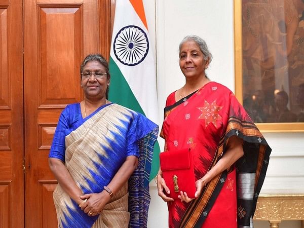 FM Sitharaman Meets President Murmu Ahead Of Union Budget Presentation ...