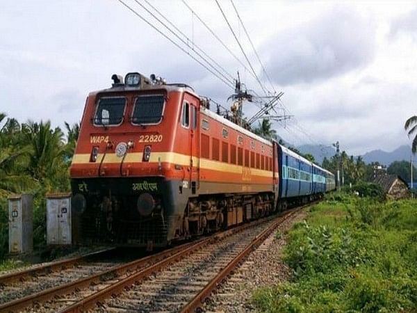 11 trains running late in northern India due to low visibility