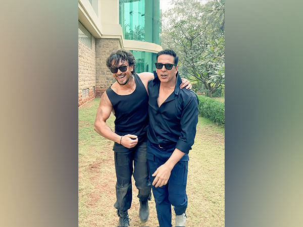 WATCH: Akshay Kumar, Tiger Shroff dance to 'Main Khiladi' from 'Selfiee'