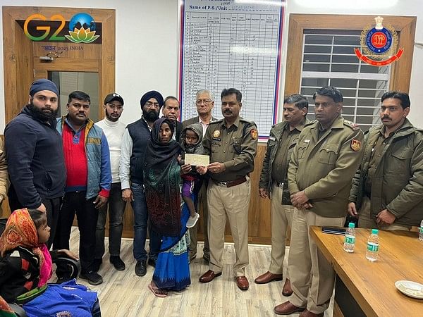 Delhi Police sets example, hands over money collected to Sadar Bazar blast deceased's family