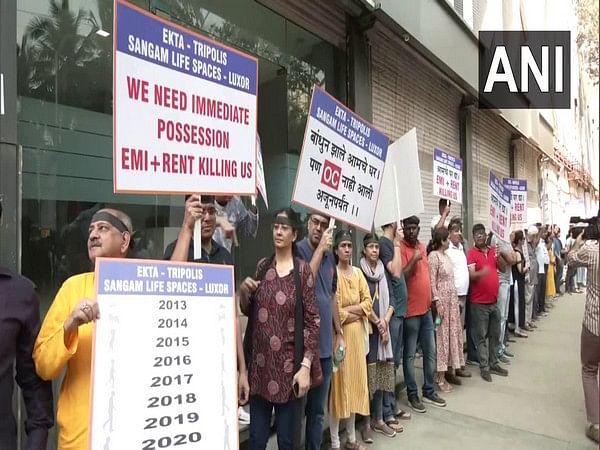 Homebuyers protest at Patra Chawl in Mumbai